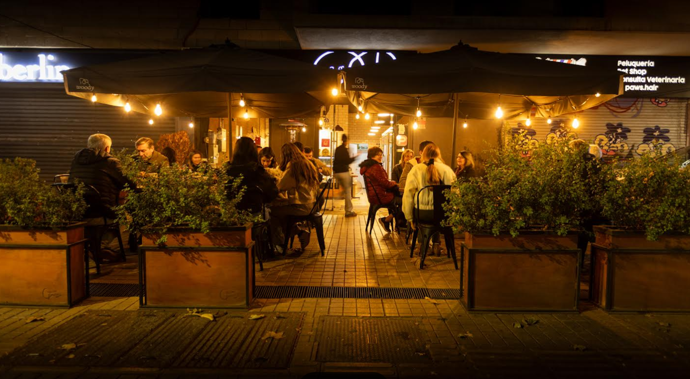 Terraza exterior nocturna de Woody Coffee en Ñuñoa